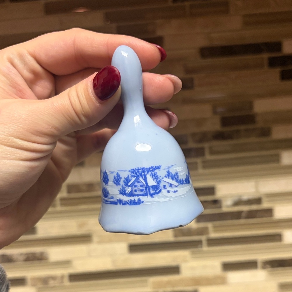Currier & Ives Vintage 1970 “The Homestead in Winter” Porcelain Bell - Picture 2 of 7